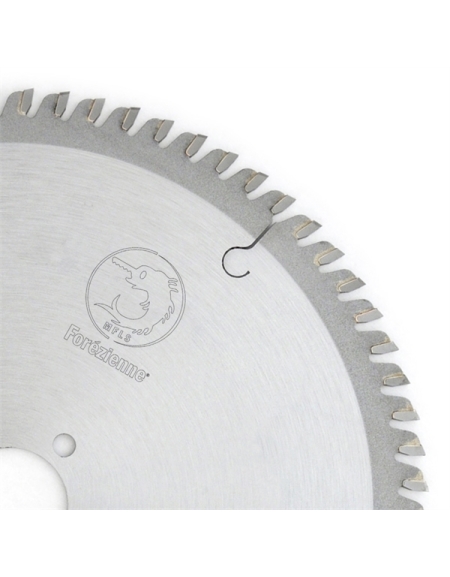 Carbide tipped circular saw blade for Sandwichmaterials.