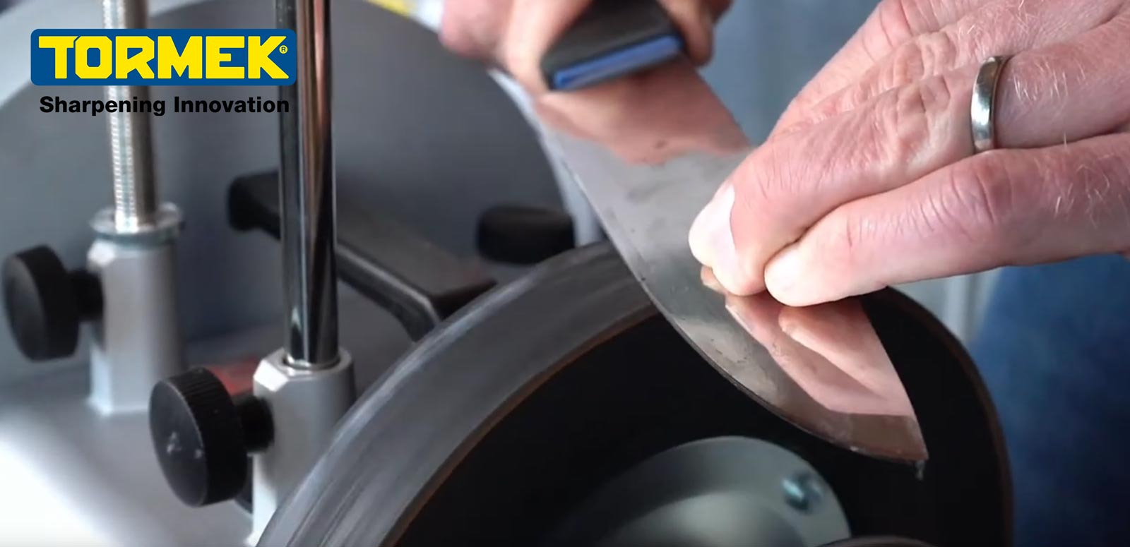 Démorfilage du tranchant d'une lame de couteau pour la cuisine