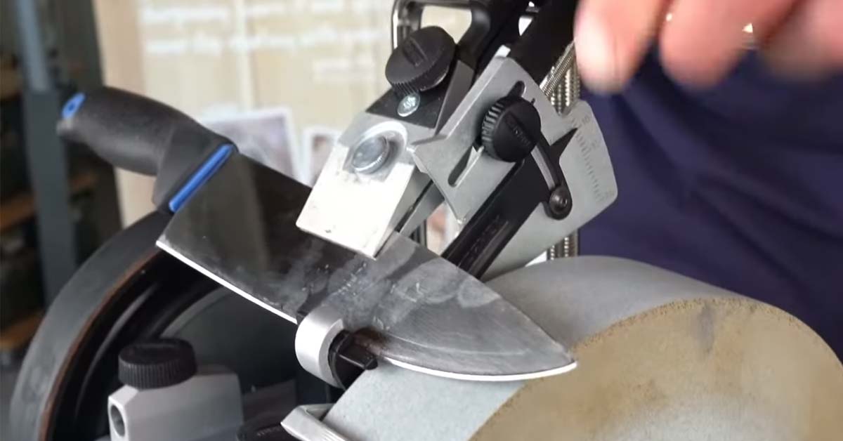 Position du couteau avec le règleur d'angle KS-123 pour obtenir un angle d'affûtage parfait.