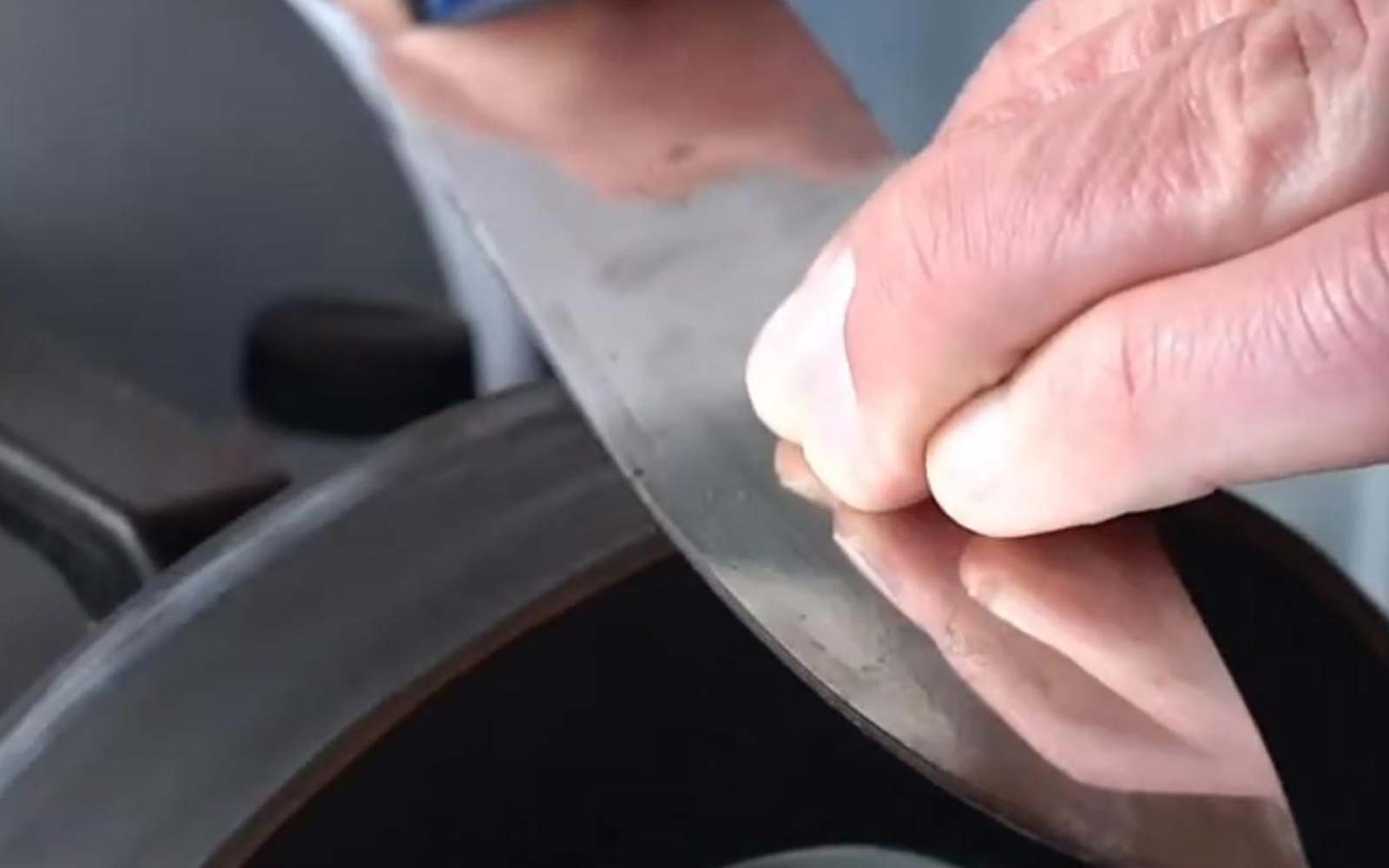 Le demorfilage ou finition du fil de la lame d'un couteau de boucher. Ne pas oublier de polir le fil de la lame afin de supprimer tous les excédants d'acier et obtenir un fil de lame parfait et un tranchant permettant de couper une feuille de papier le plus simplement du monde.