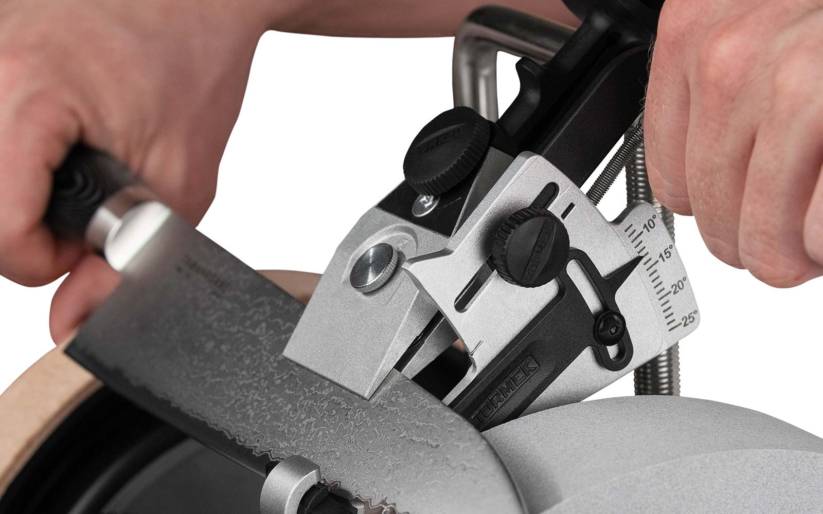 Affûtage ou aiguisage d'un couteau après avoir utiliser la jauge d'angle KS-123 de Tormek pour le réglage de l'angle à 15 degrés